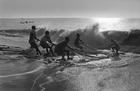 Vissers trekken door de branding hun net op het strand van Macuti nabij Beira. © Ernst Schade