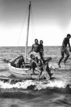 Kinderen springen uit hun vissersboot. © Ernst Schade